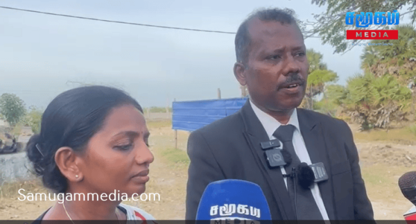 கைகுழந்தையின் என்புத்தொகுதி கையில் ஏந்தியெடுக்கும் காட்சி! செருப்புடன் புதைக்கப்பட்ட உடல் மனதை நெருடும் செம்மணி! 